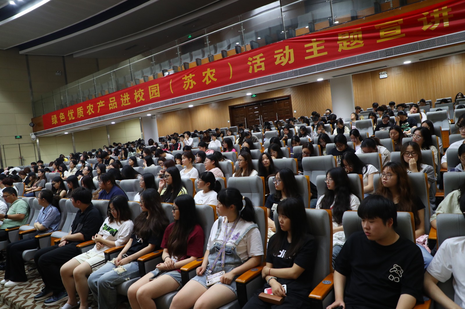 9.阶段二宣讲会现场学生图.JPG